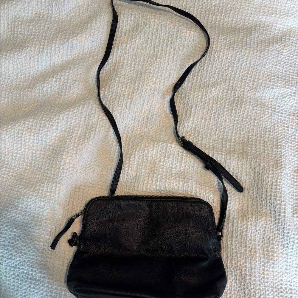 Universal Thread Black Crossbody Bag with Minimalist Design